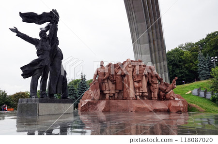 Kyiv, Ukraine July 12, 2019: Monument of "Friendship of Ukraine and Russia" in Kyiv Kyiv, Ukraine July 12, 2019: Monument of "Friendship of Ukraine and Russia" in Kyiv 118087020