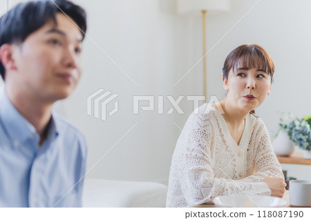 A couple in a bad mood 118087190