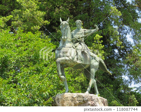 初夏的高山寺、新鮮的綠化和高杉進的雕像 初夏的高山寺、新鮮的綠化和高杉進的雕像 118087744