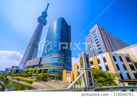 日本東京城市景觀：綠樹背景的東京晴空塔和其他建築景觀 = 9 月 6 日 118088761