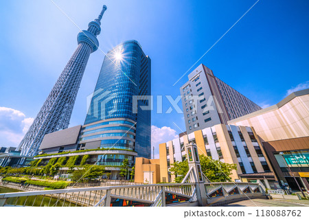 日本東京城市景觀：綠樹背景的東京晴空塔和其他建築景觀 = 9 月 6 日 118088762
