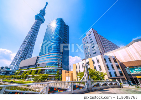 日本東京城市景觀：綠樹背景的東京晴空塔和其他建築景觀 = 9 月 6 日 118088763