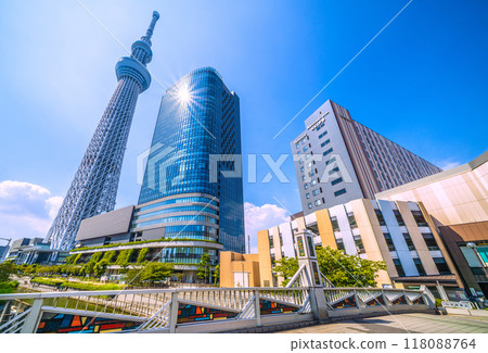 日本東京城市景觀:綠樹背景的東京晴空塔和其他建築景觀 = 9 月 6 日 日本東京城市景觀:綠樹背景的東京晴空塔和其他建築景觀 = 9 月 6 日 118088764