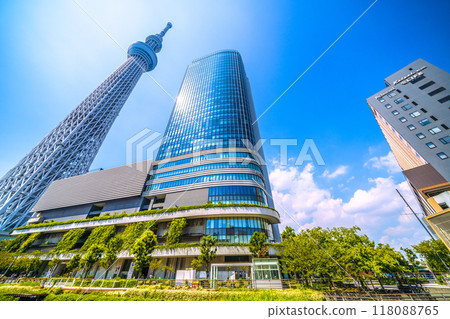 日本東京城市景觀：綠樹背景的東京晴空塔和其他建築景觀 = 9 月 6 日 118088765