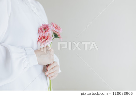一束非洲菊的女人 118088906