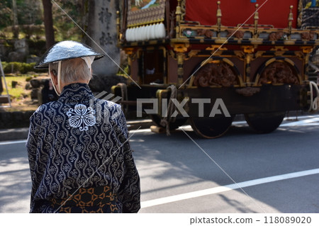 日本岐阜縣高山市,春季高山節,華麗的花車,稱為花車,穿著 happi 外套和 jingasa 帽子的男人的後視圖 日本岐阜縣高山市,春季高山節,華麗的花車,稱為花車,穿著 happi 外套和 jingasa 帽子的男人的後視圖 118089020