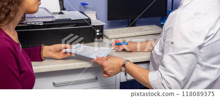 At a doctor's appointment, the patient collects the results of the research At a doctor's appointment, the patient collects the results of the research 118089375