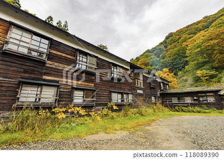 Autumn foliage at Nyuto Onsen in Akita Prefecture 118089390
