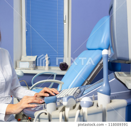 Hands of a doctor 118089391