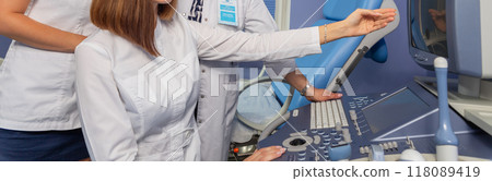 Medical professionals gather to analyze and discuss ultrasound results 118089419
