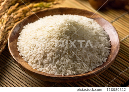 Freshly harvested rice 118089812