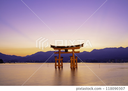 The large torii gate of Itsukushima Shrine, one of the Three Most Scenic Spots of Japan (Miyajimacho, Hatsukaichi City, Hiroshima Prefecture) 118090307