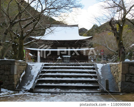 冬天的高山寺,白雪皚皚的佛堂 冬天的高山寺,白雪皚皚的佛堂 118090660