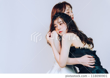 一對在工作室擁抱的同性情侶的婚禮攝影 一對在工作室擁抱的同性情侶的婚禮攝影 118090901