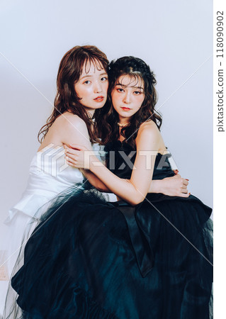 一對在工作室擁抱的同性情侶的婚禮攝影 一對在工作室擁抱的同性情侶的婚禮攝影 118090902