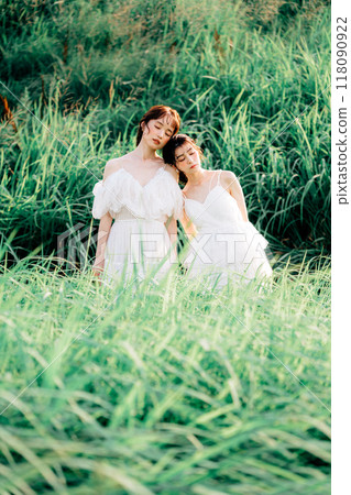 同性伴侶融入大自然 同性伴侶融入大自然 118090922