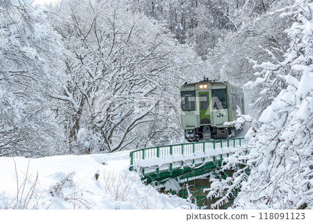 Koumi Line Kiha 110 series train running through a pure white world after snowfall 118091123