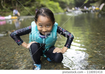 女孩在河上玩 118091418