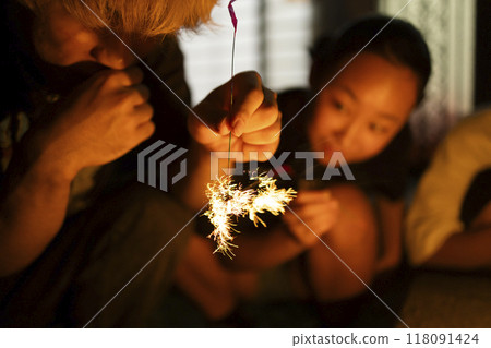 Children enjoying sparklers 118091424