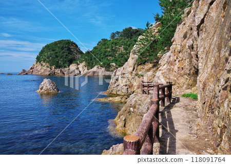 鳥取縣浦富海岸鴨蓋莊的夏日散步道 鳥取縣浦富海岸鴨蓋莊的夏日散步道 118091764