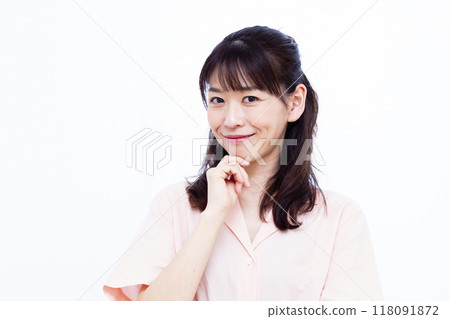 Woman thinking with a smile 118091872