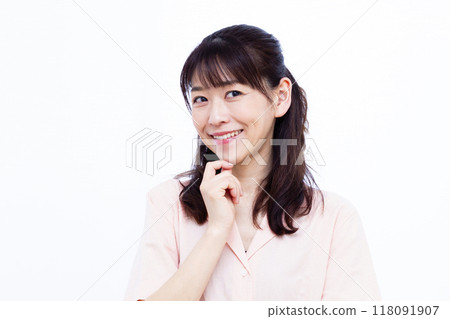 微笑著思考的女人 118091907