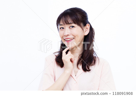 微笑著思考的女人 118091908