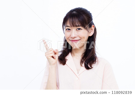 指著手指的女人 118092839