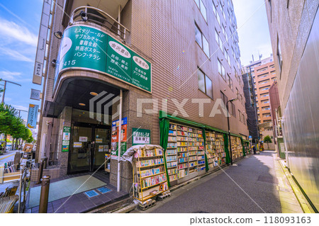 日本東京的城市景觀，俯瞰神田神保町和麵向北的商店林立的舊書店。巷子裡有書...=9月6日 118093163