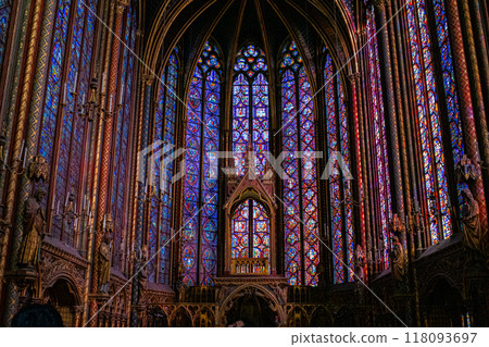 彩色寺廟，有美麗的彩色玻璃 118093697