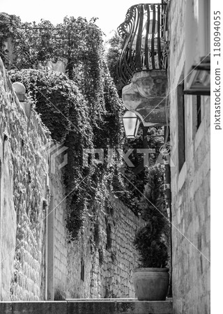 Staircased narrow cobblestone alley in the medieval old town of Dubrovnik in Dalmatia, Croatia 118094055