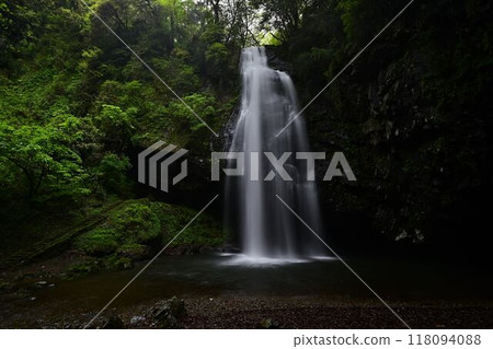 綠樹環繞的龍塚瀑布 118094088