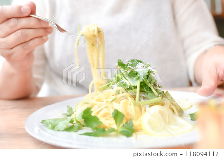 吃檸檬奶油義大利麵的女人 118094112