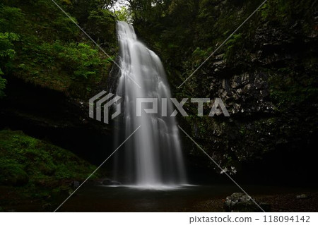 綠樹環繞的龍塚瀑布 118094142