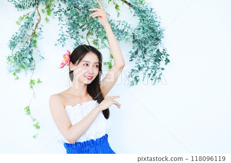 跳草裙舞的女人 118096119