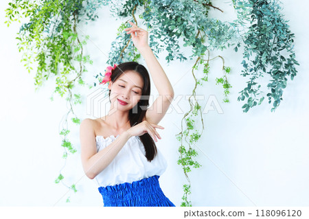 跳草裙舞的女人 118096120