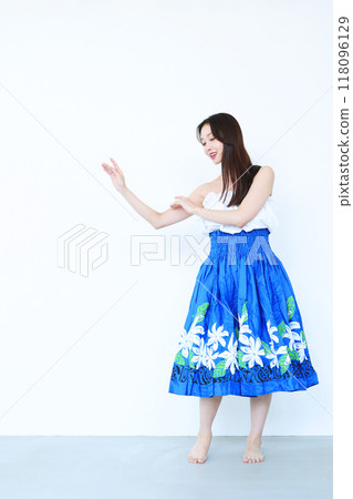 跳草裙舞的女人 118096129