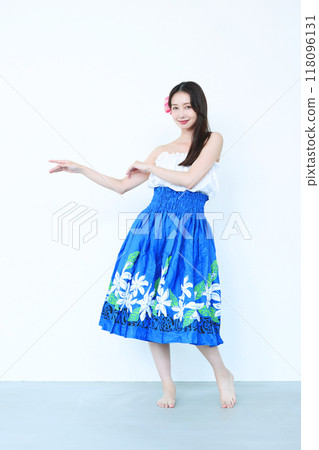 A woman dancing hula 118096131