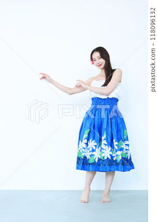 跳草裙舞的女人 118096132