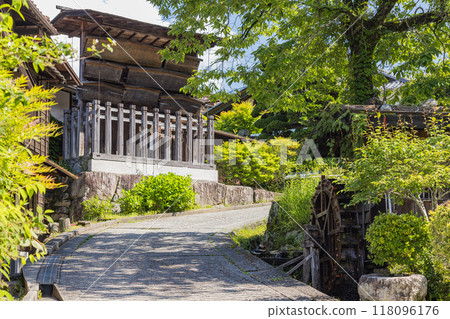 日本:長野縣木曾郡南木曾町中山道妻籠宿的街道景觀 日本:長野縣木曾郡南木曾町中山道妻籠宿的街道景觀 118096176