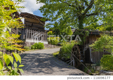 日本:長野縣木曾郡南木曾町中山道妻籠宿的街道景觀 日本:長野縣木曾郡南木曾町中山道妻籠宿的街道景觀 118096177