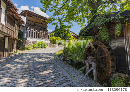 日本：長野縣木曾郡南木曾町中山道妻籠宿的街道景觀 118096178