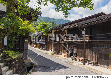 日本:長野縣木曾郡南木曾町中山道妻籠宿的街道景觀 日本:長野縣木曾郡南木曾町中山道妻籠宿的街道景觀 118096227