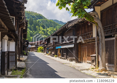 日本:長野縣木曾郡南木曾町中山道妻籠宿的街道景觀 日本:長野縣木曾郡南木曾町中山道妻籠宿的街道景觀 118096229