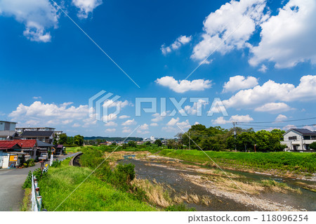 夏日天空的河流和自然豐富的住宅區的風景 夏日天空的河流和自然豐富的住宅區的風景 118096254