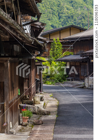 Japan: The townscape of Terashita in Tsumago-juku, a post town on the Nakasendo road in Minami Kiso-machi, Kiso-gun, Nagano Prefecture Japan: The townscape of Terashita in Tsumago-juku, a post town on the Nakasendo road in Minami Kiso-machi, Kiso-gun, Nagano Prefecture 118096393