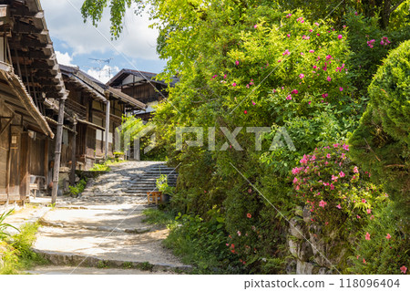 日本：長野縣木曾郡南木曾町中山道妻籠宿的街道景觀 118096404