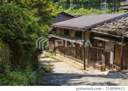 日本:長野縣木曾郡南木曾町中山道妻籠宿的街道景觀 日本:長野縣木曾郡南木曾町中山道妻籠宿的街道景觀 118096411