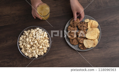 吃零食和糖果的女孩 118096563