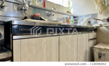 Old sink viewed from below 118096942